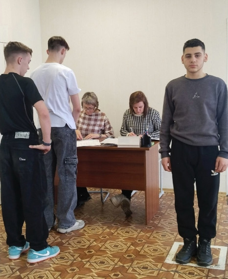 Юноши-старшеклассники Ачинского района встали на воинский учет.